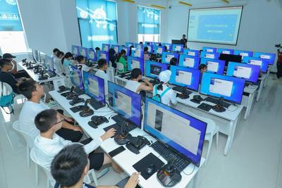 山东省青少年走进淄博国防教育基地开展网络设备开发实践